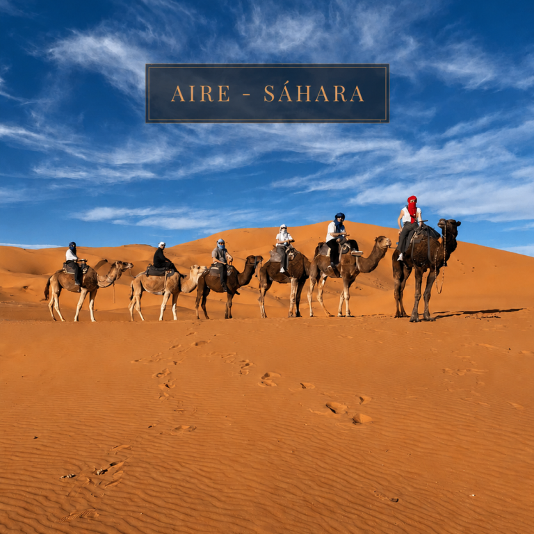 Caravana de dromedarios en las dunas de Merzouga al atardecer